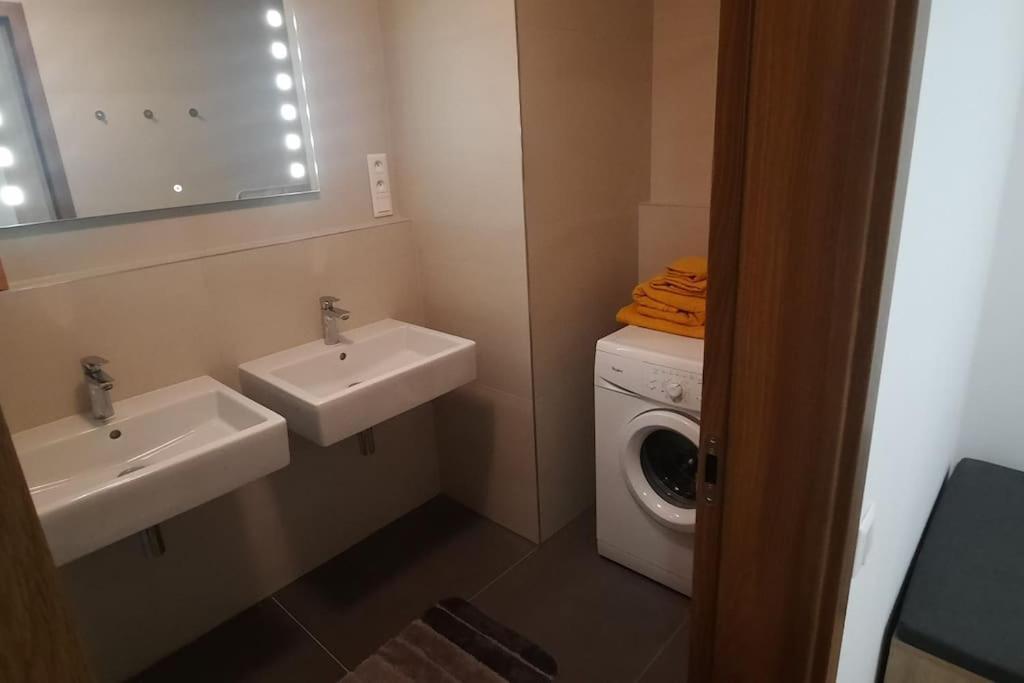 Sky-Park Flat&Parking Apartment Bratislava Exterior foto